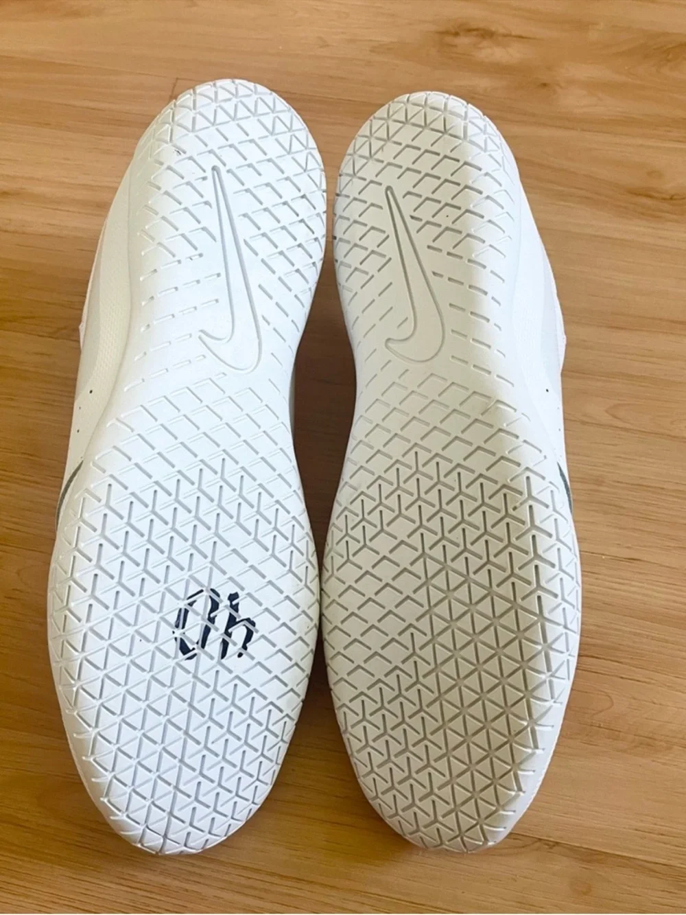 Nike Women's Sideline IV Cheerleading Shoes, White/ Pure Platinum Size 11.0 US